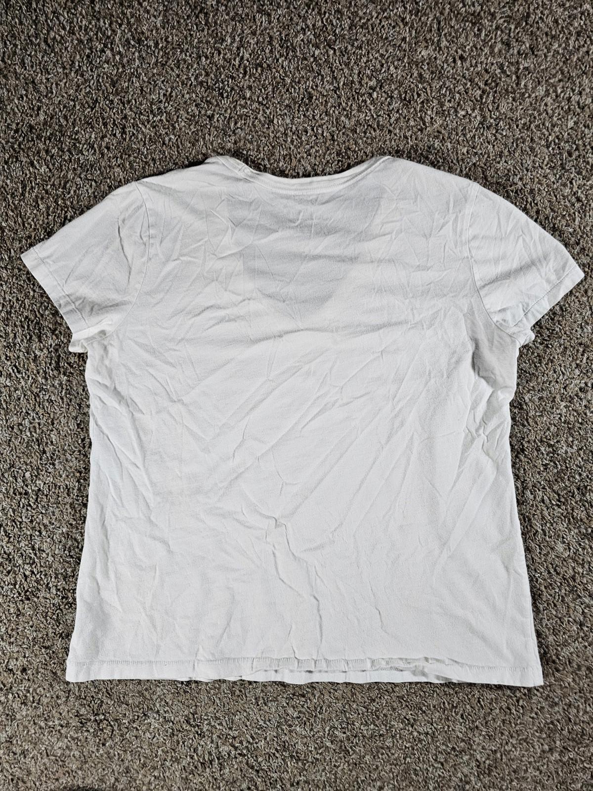 Universal Thread white vneck L