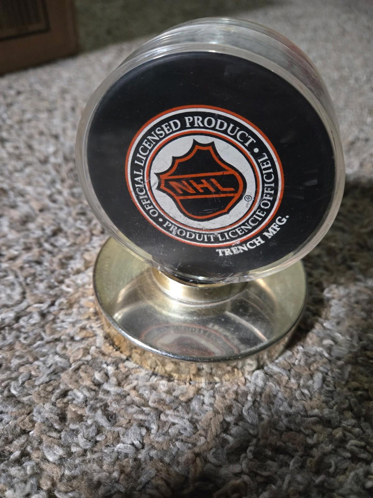 Los Angeles Kings Vintage Logo NHL Hockey Puck Trench Mfg Display Case