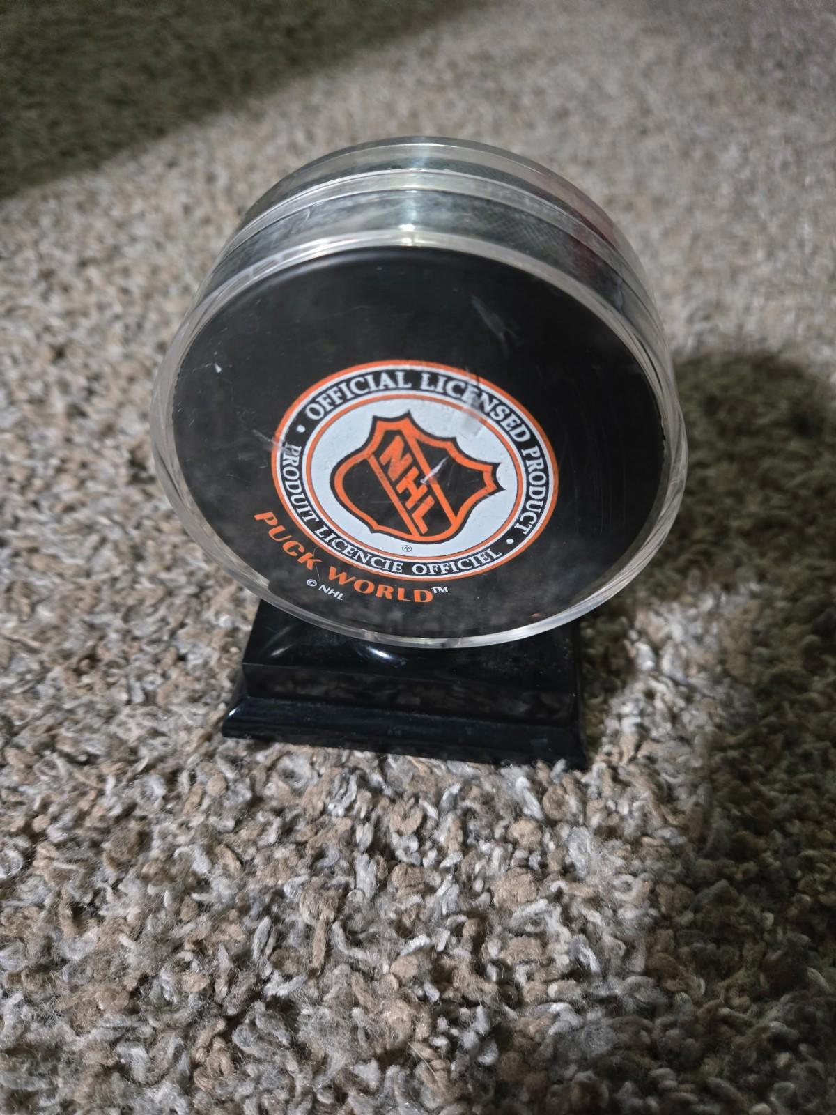 Atlanta Thrashers Vintage Logo NHL Hockey Puck Puck World Display Case