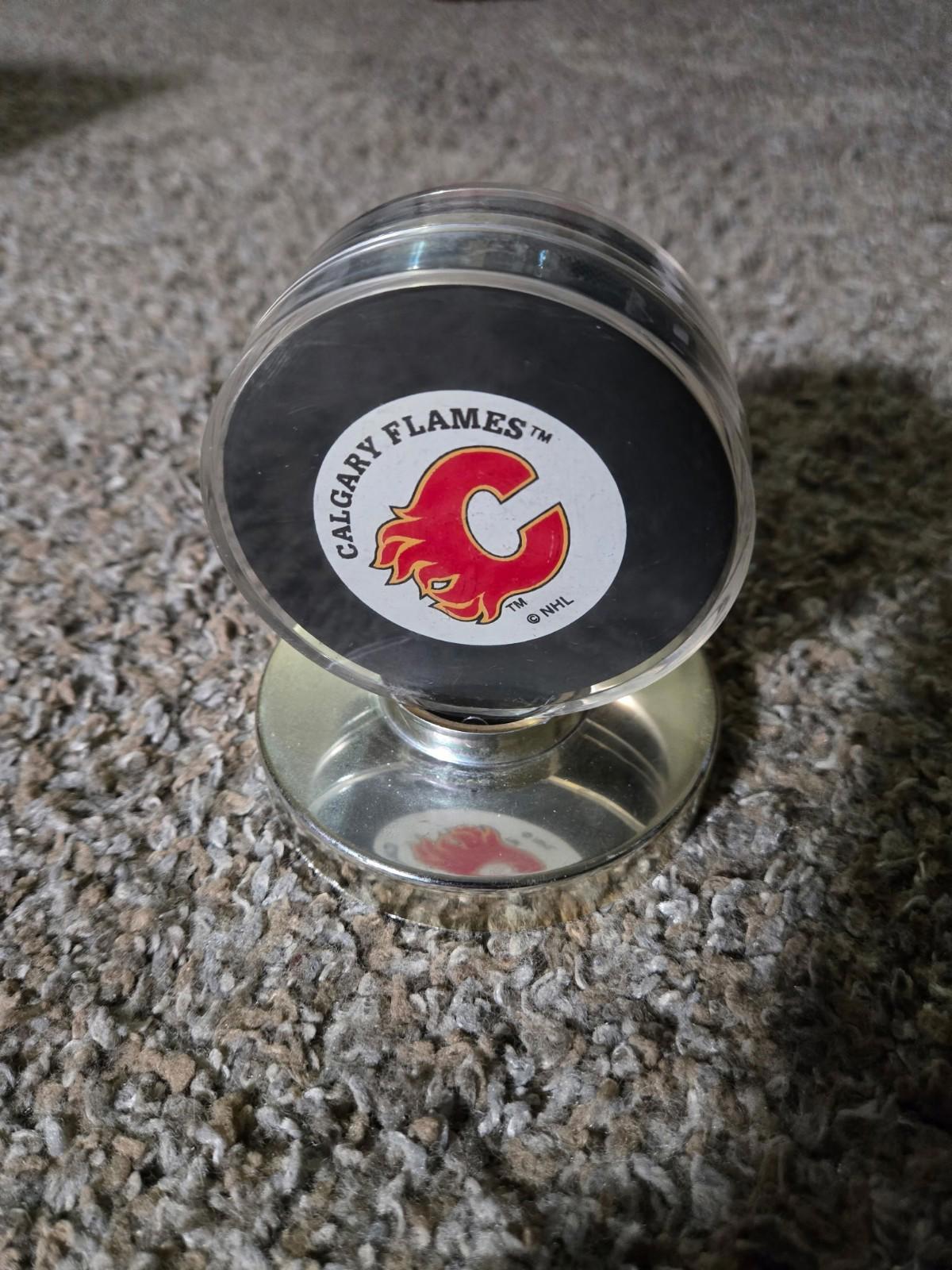 Calgary Flames Vintage Logo NHL Hockey Puck Trench Mfg Display Case
