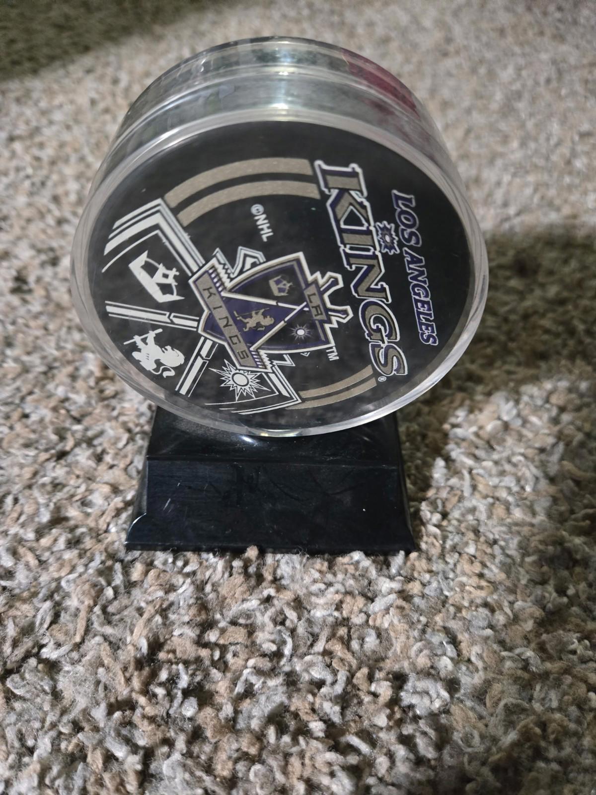 Los Angeles KINGS Vintage Logo NHL Hockey Puck In Glas Co Display Case