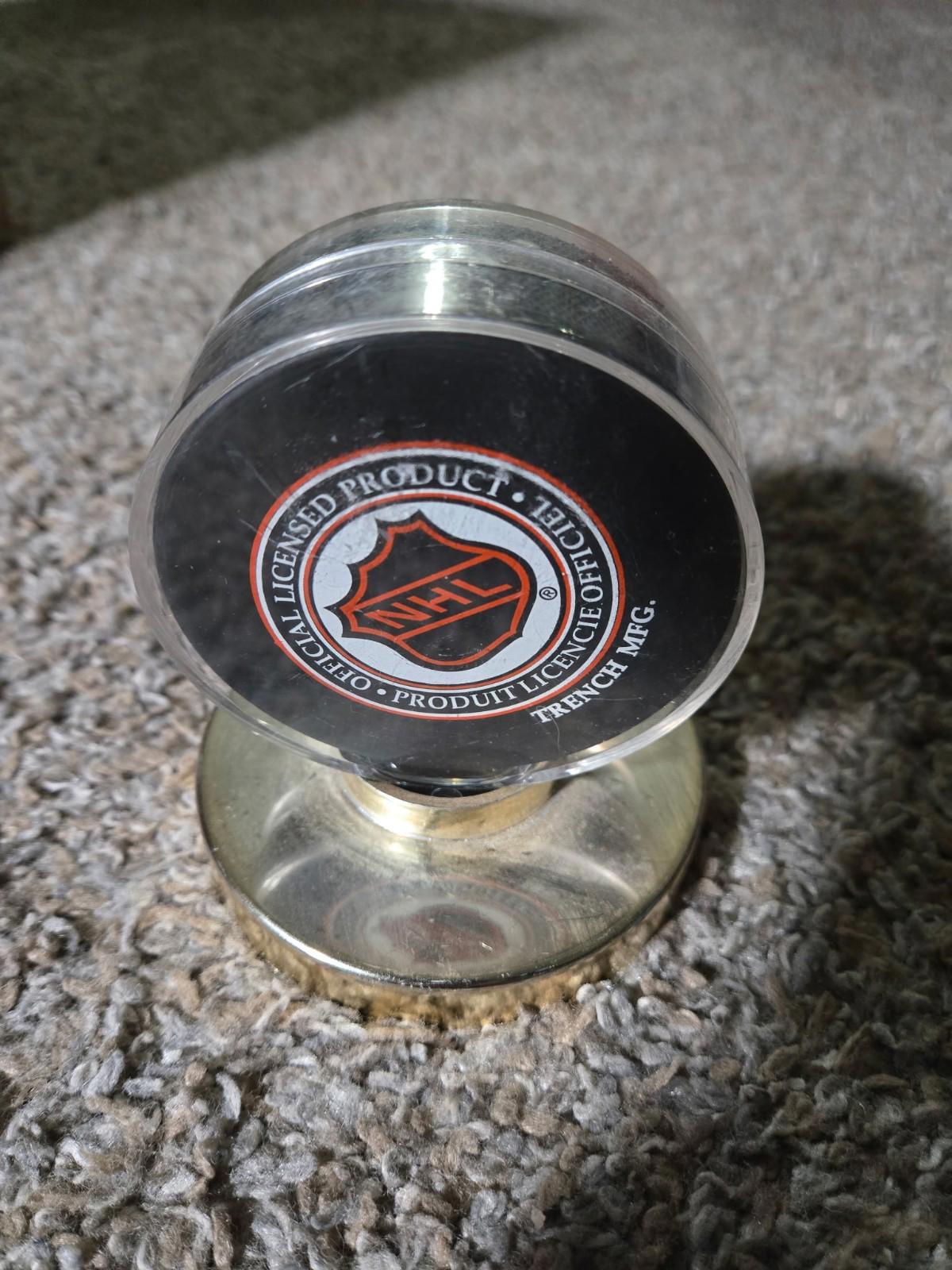 New York Islanders Vintage Logo NHL Hockey Puck Trench Mfg Display Case