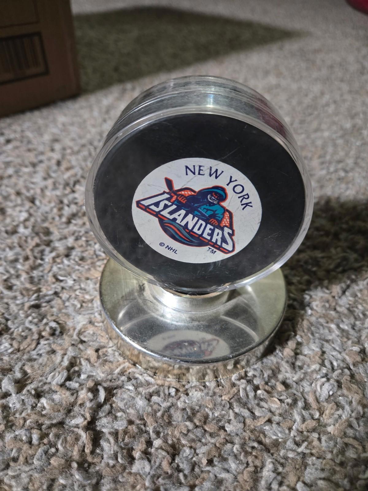 New York Islanders Vintage Logo NHL Hockey Puck Trench Mfg Display Case
