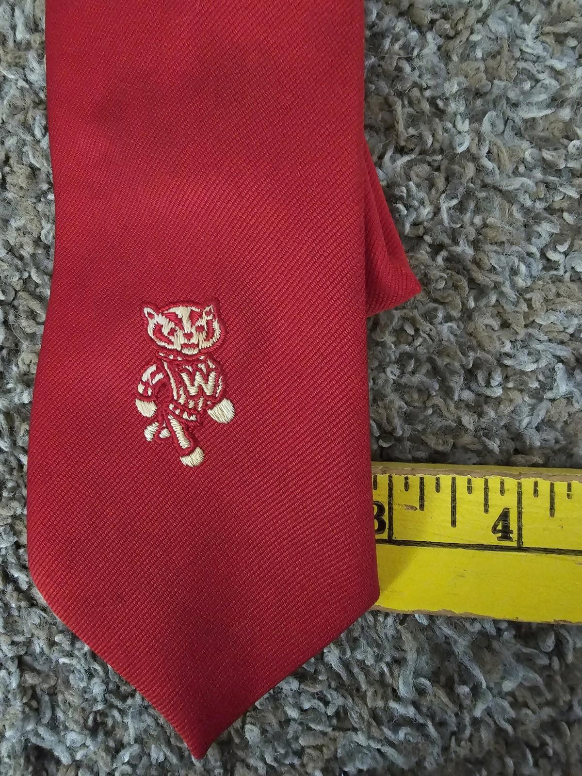 chapmans red Embroidered UW WI bucky badgers necktie vintage