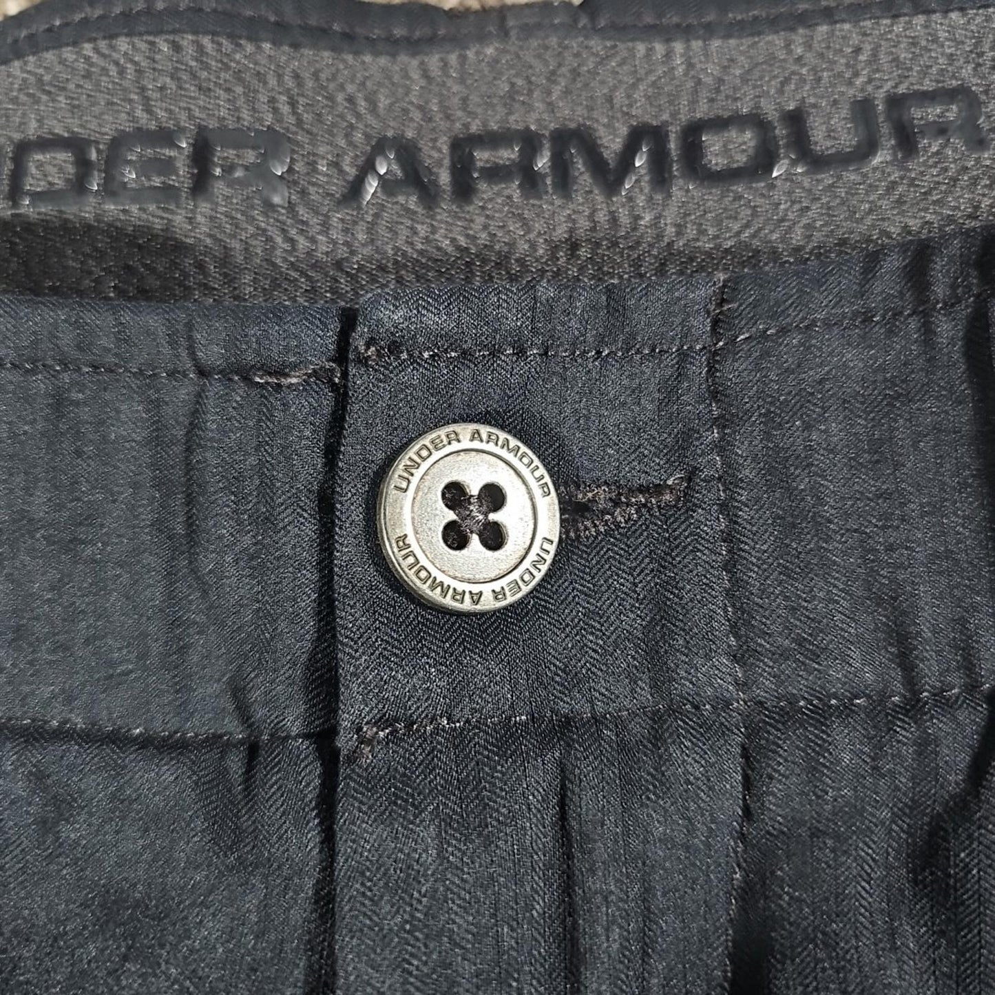 Under Armour Sz 38 Black HeatGear Golf Shorts