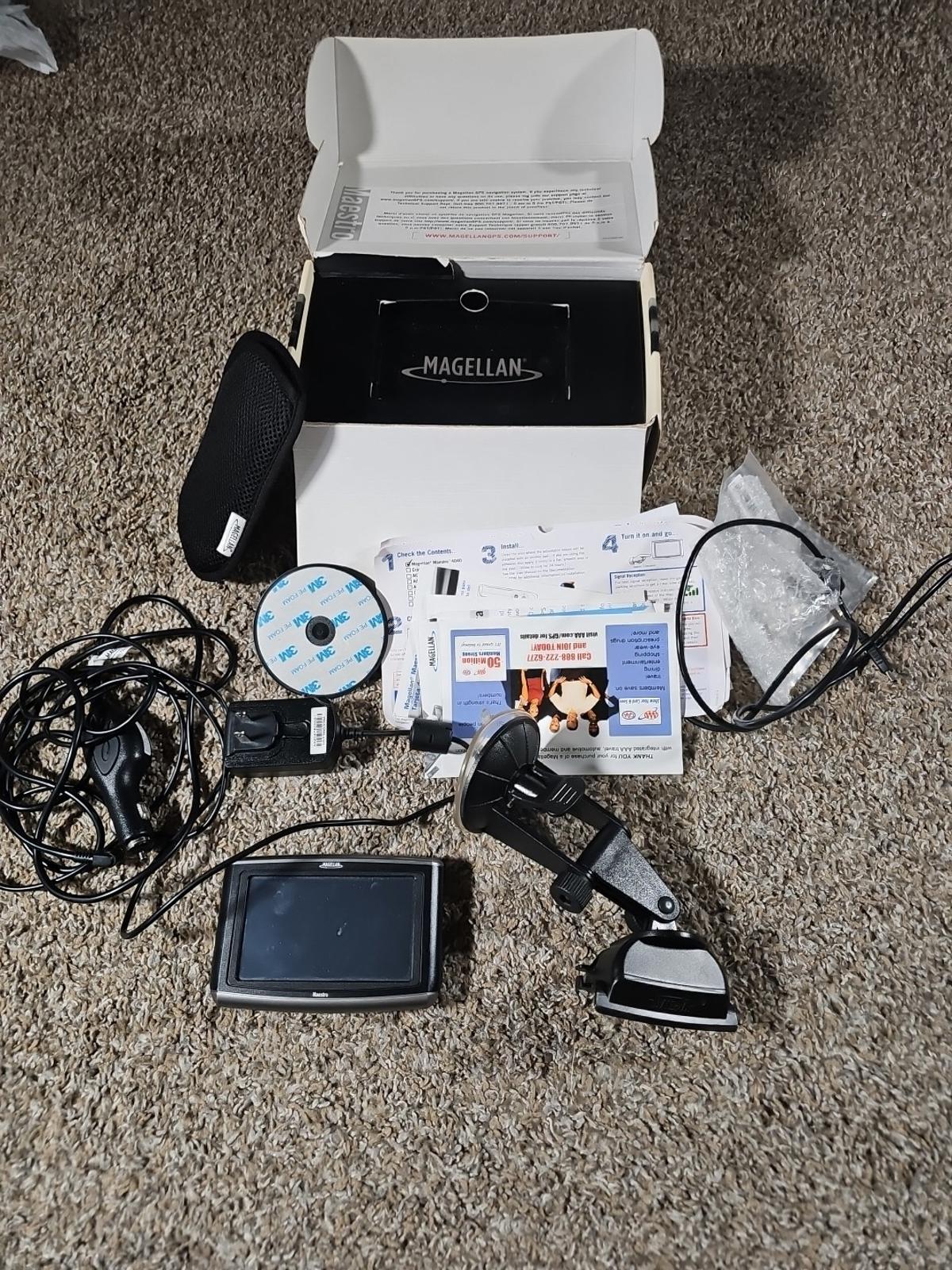 Magellan Maestro 4040 Automotive w/Box, Mount, and Accessories Bundle