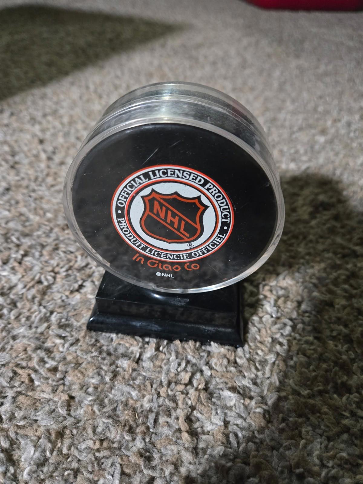 New York Islanders Vintage Logo NHL Hockey Puck Trench Mfg Display Case