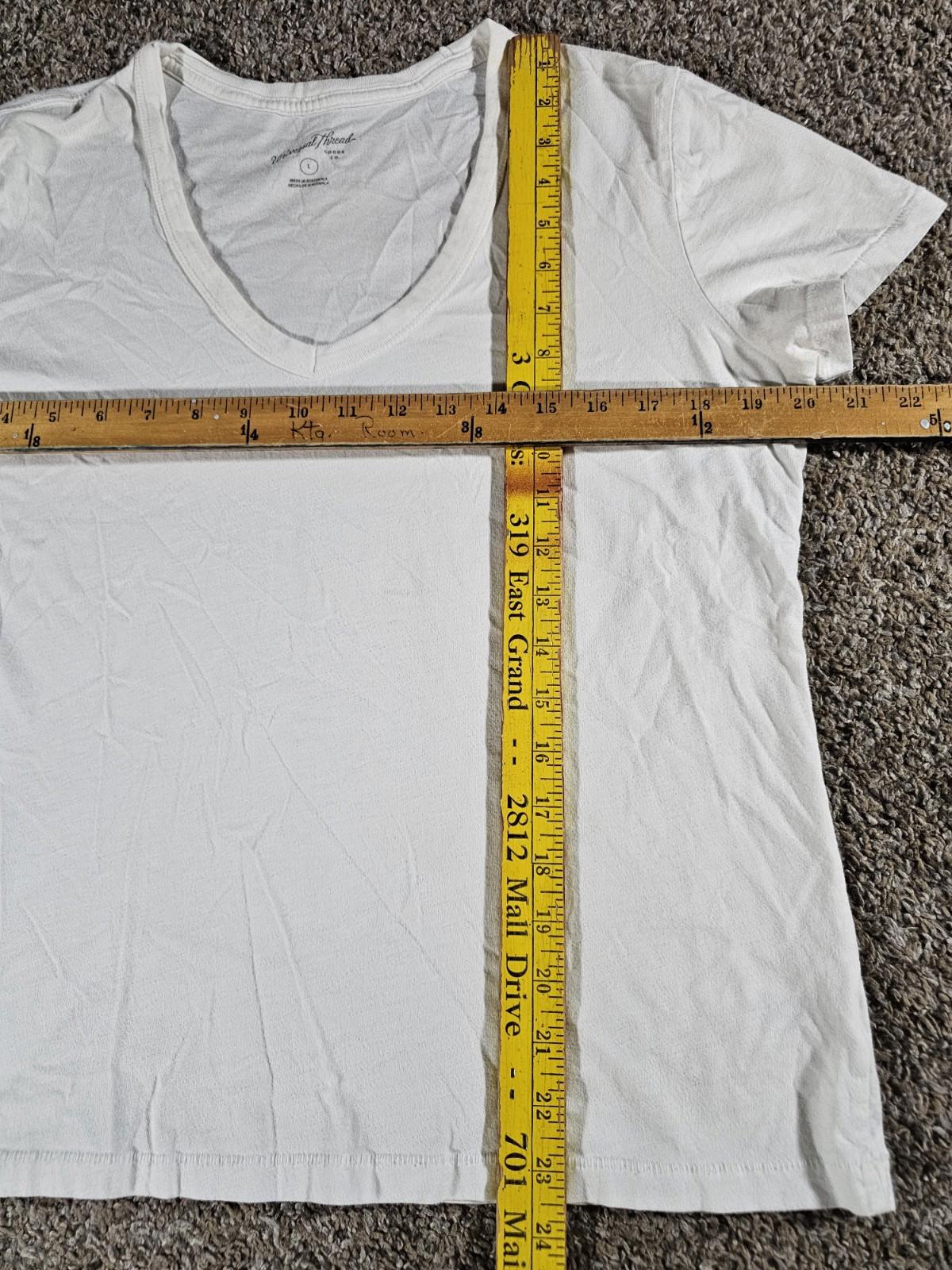 Universal Thread white vneck L