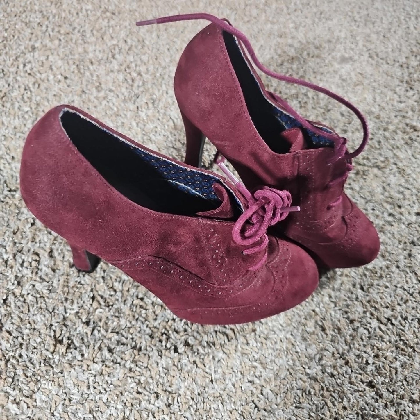 fioni Burgundy wingtip heels sz 8