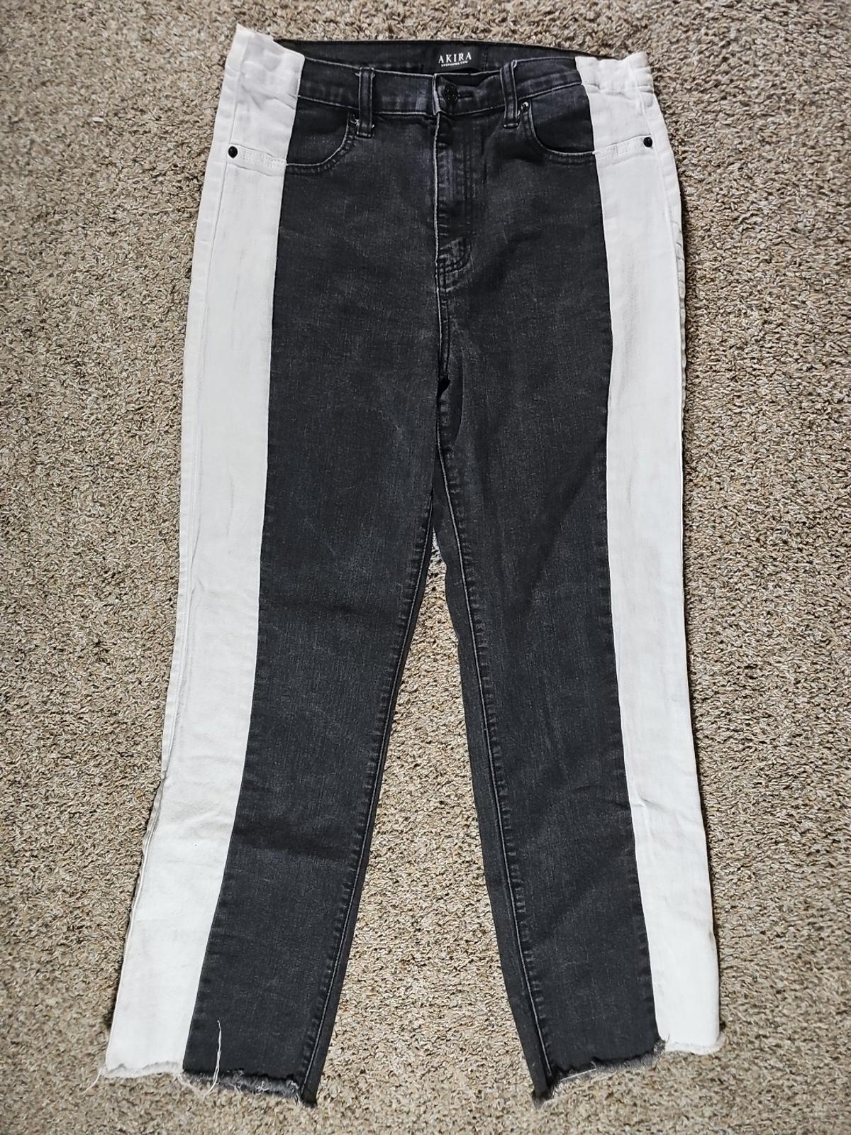 Akira 15(W31) Black White Jeans