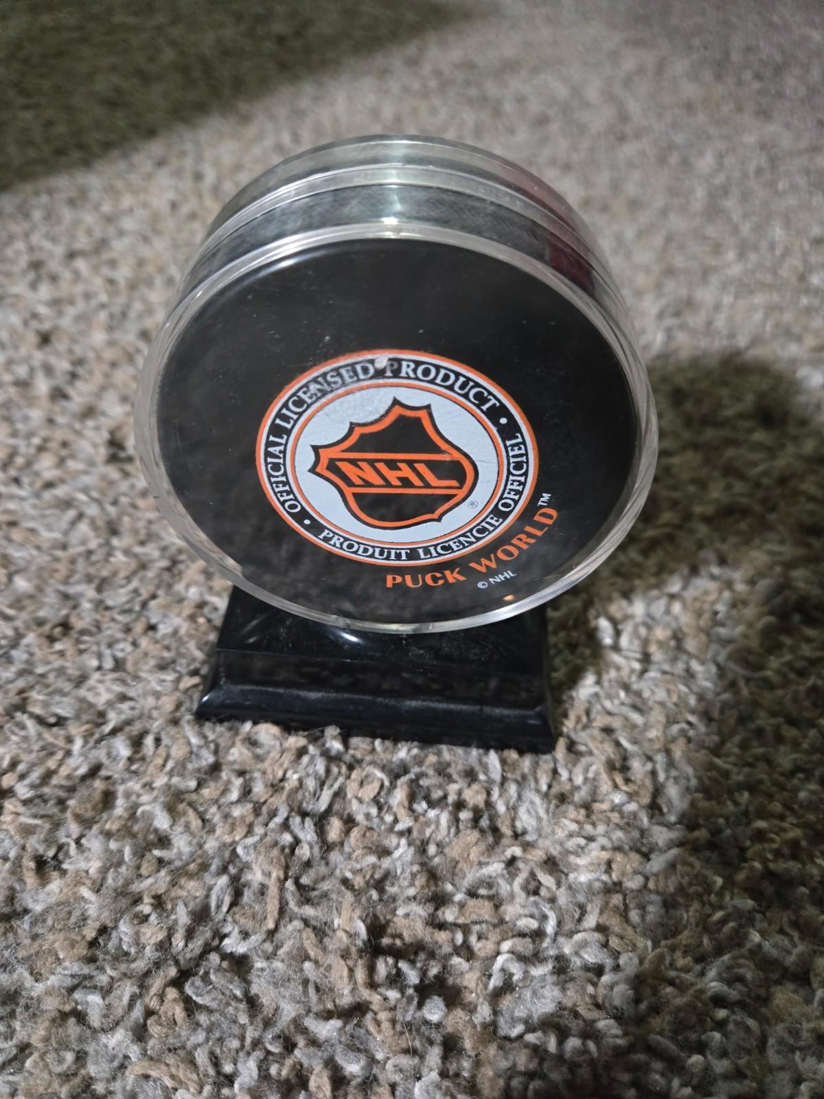 Columbus Blue Jackets Vintage Logo NHL Hockey Puck Puck World Display Case
