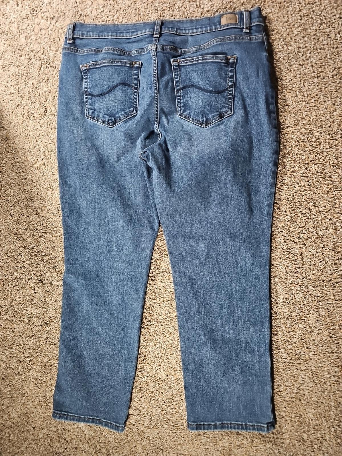 Lee Relaxed Fit Straight Leg Midrise 14 Petite