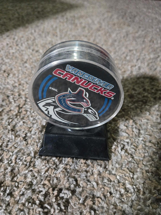 Vancouver Canucks Vintage Logo NHL Hockey Puck In Glas Co Display Case