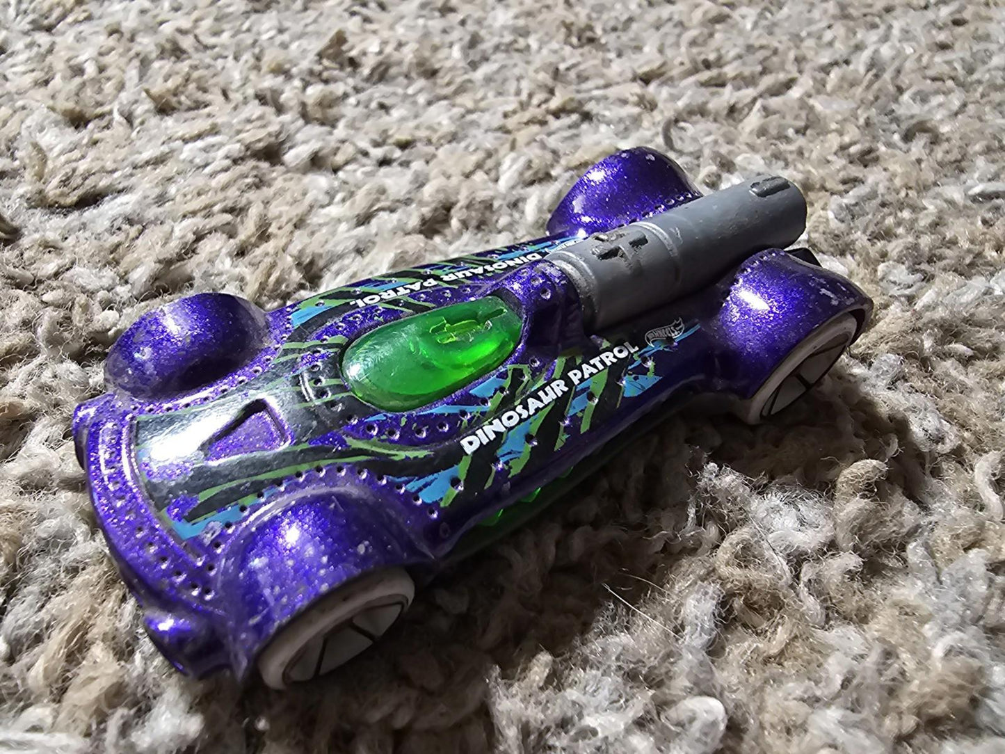 Hot Wheels Retro-Active 2010 Dinosaur Patrol Toy Car Vehicle Purple Green Mattel