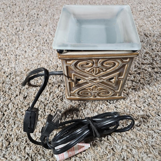 SCENTSY Model DSW-RIGA retired Wax Warmer5 Fleur de lis heart design