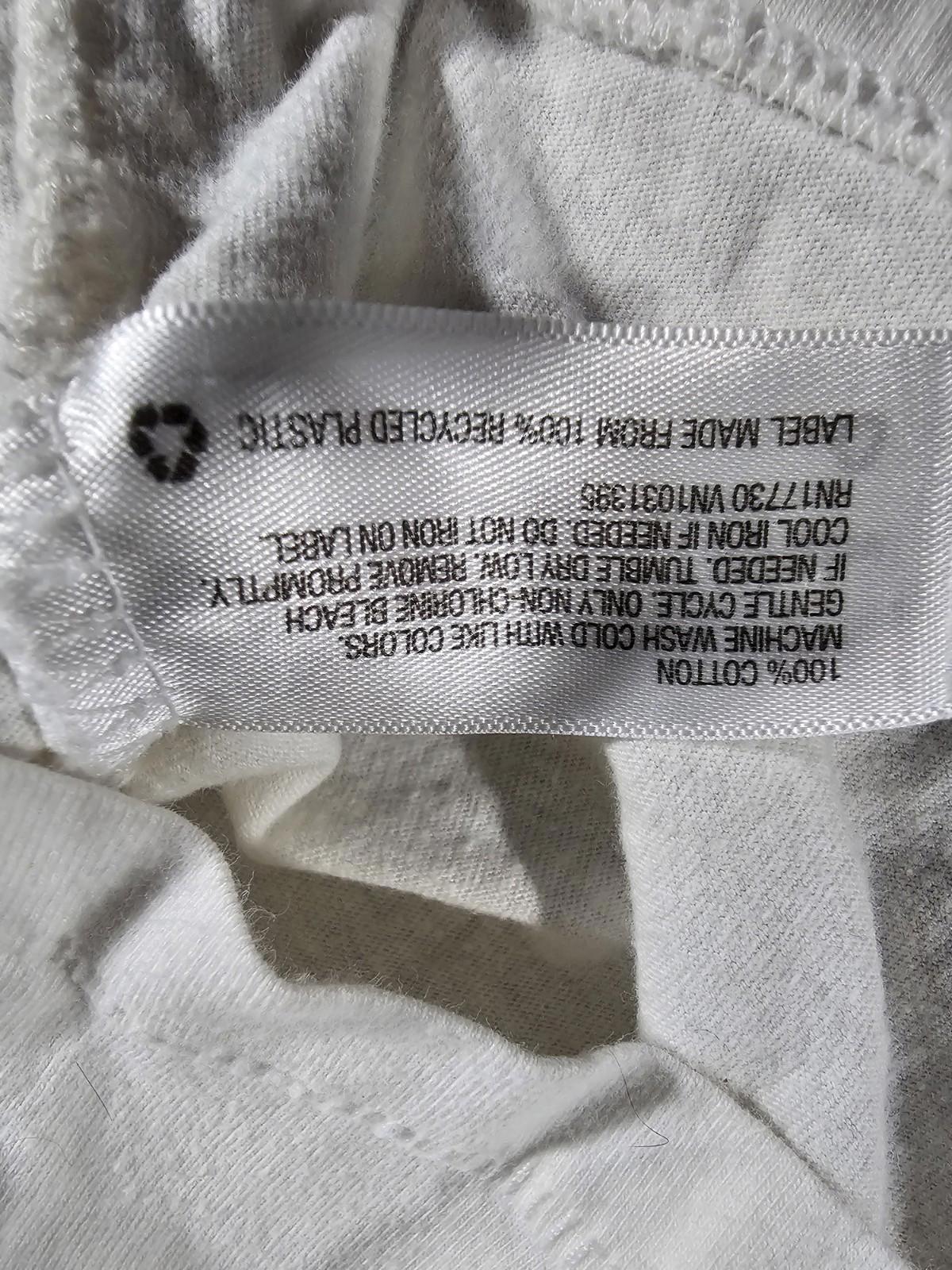 Universal Thread white vneck L