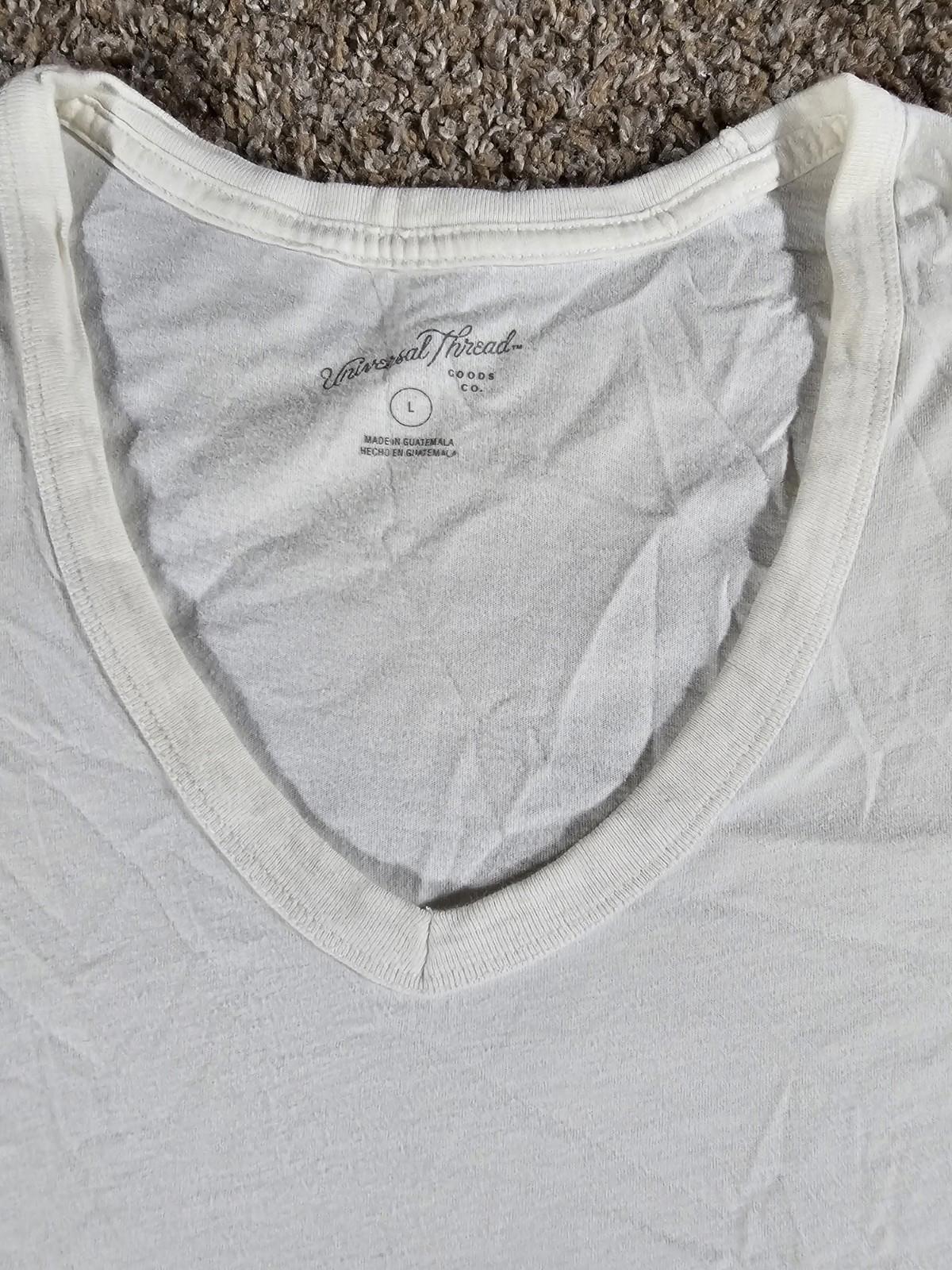 Universal Thread white vneck L
