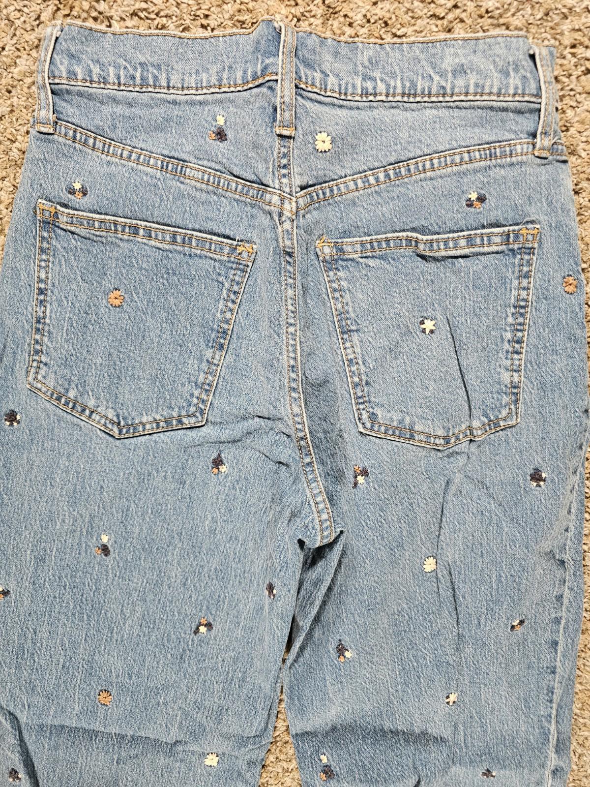 Universal Thread Size 4/27L Straight Jeans Light Wash Flower