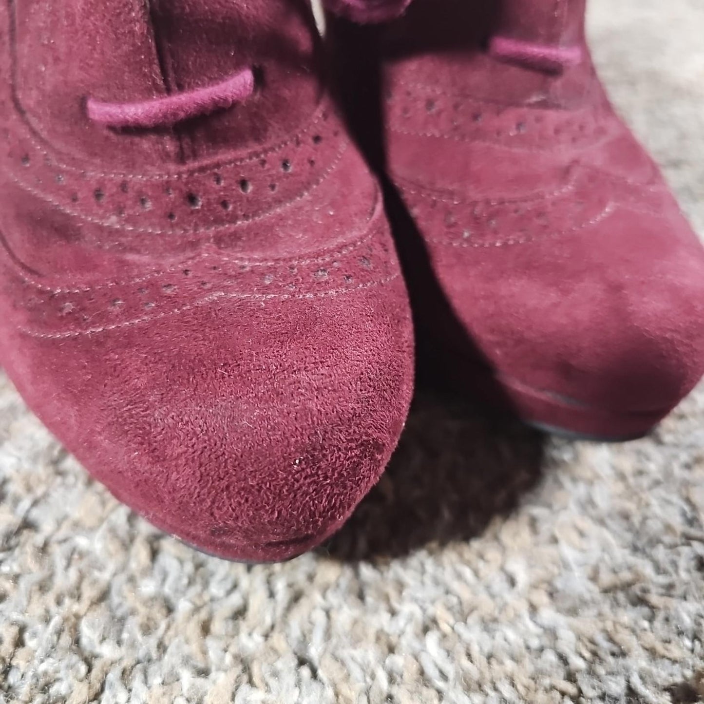 fioni Burgundy wingtip heels sz 8
