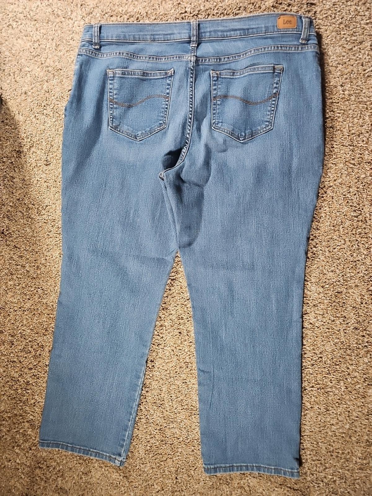 Lee Relaxed Fit Straight Leg Mid Rise Petites