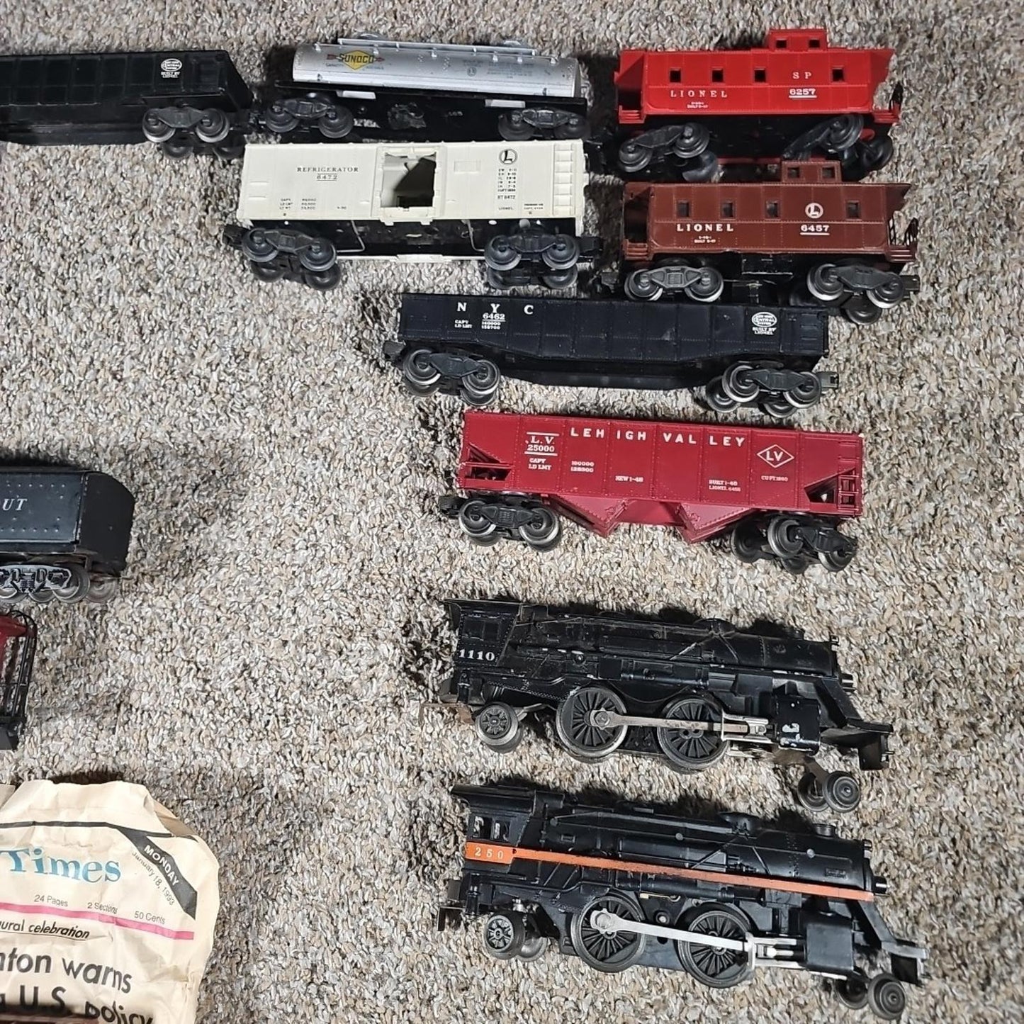 Lionel Train Set Engine 250 & 1110 Various Cars, Materials, & Connections