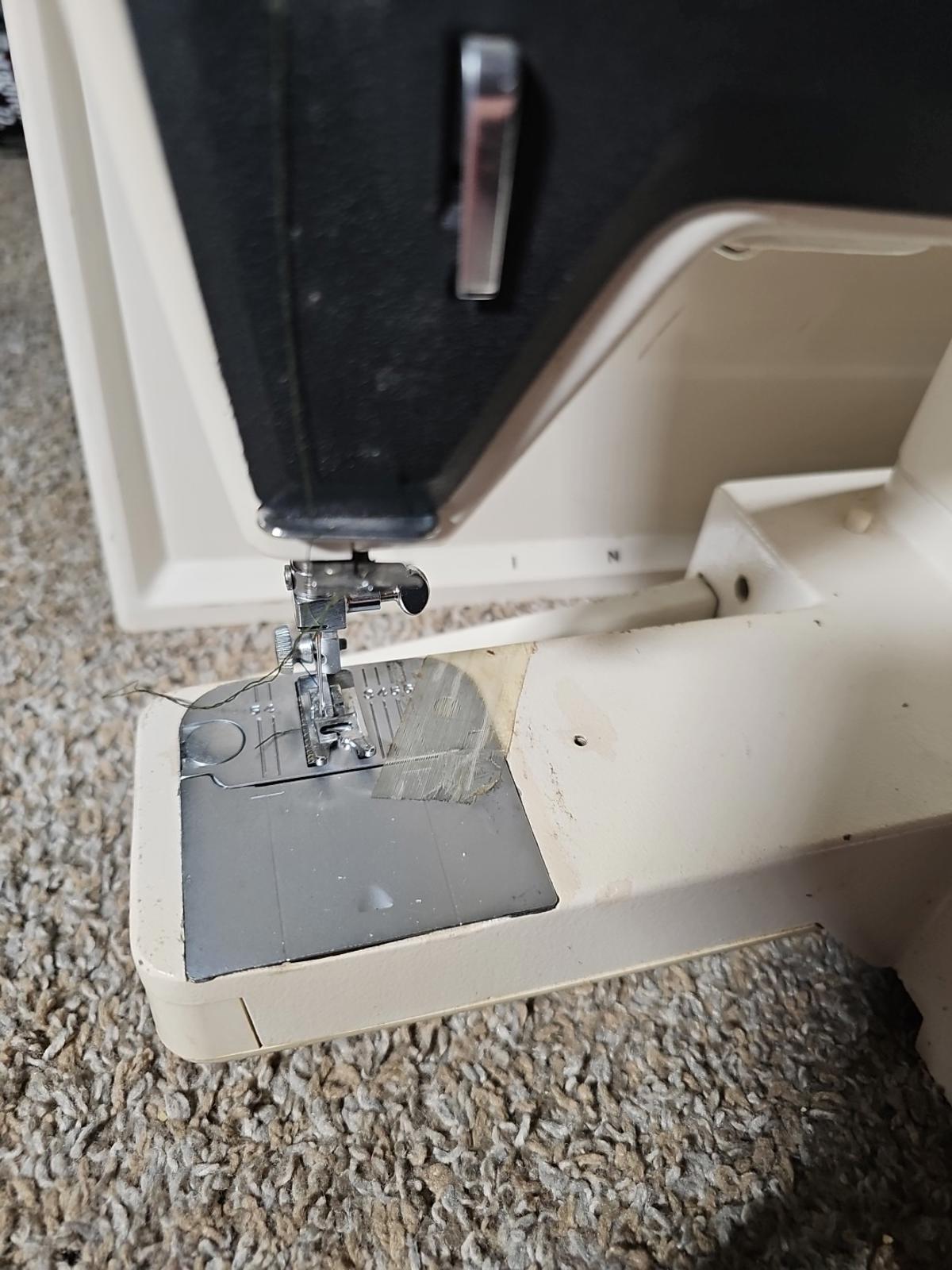 1976 SINGER 560 Electronic Diana Sewing Machine with pedal and case