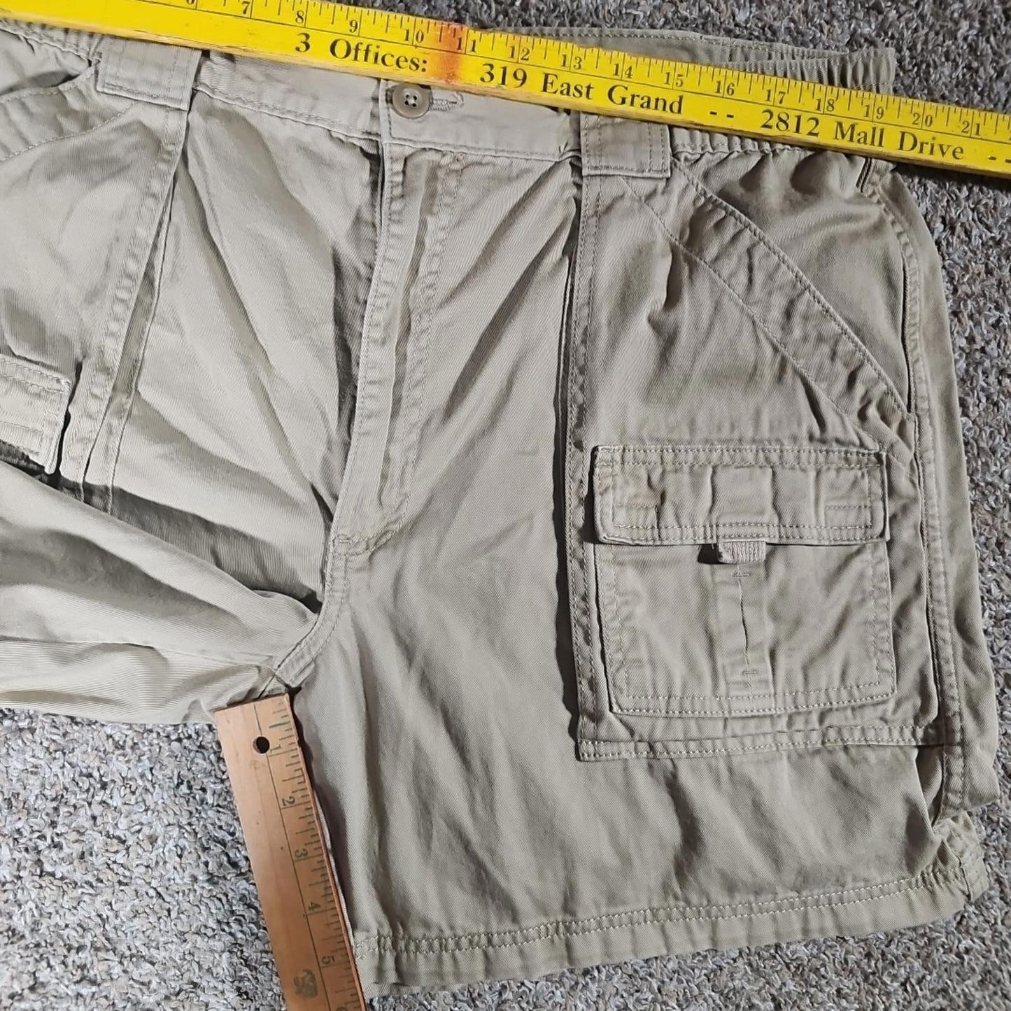 St. John's Bay Mens Beige Cargo Shorts Sz 40 Casual Utility