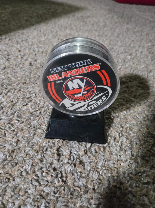 New York Islanders Vintage Logo NHL Hockey Puck Trench Mfg Display Case