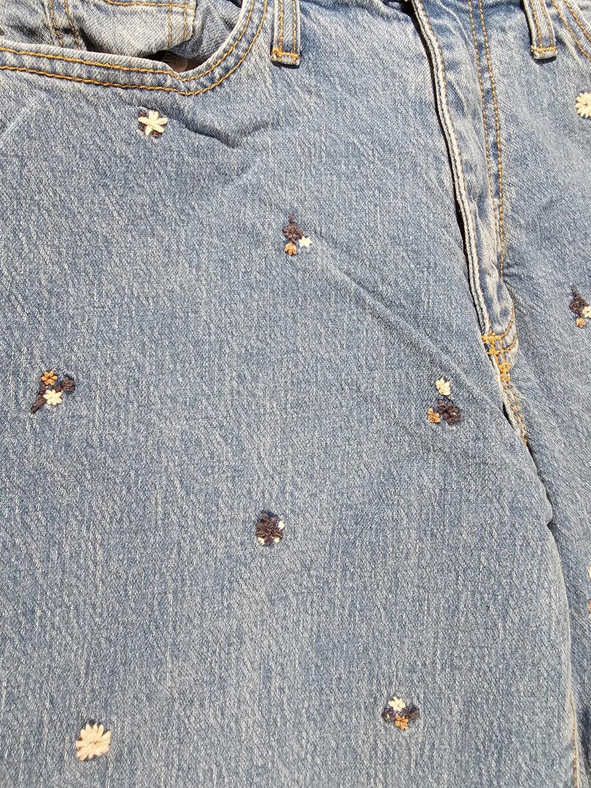 Universal Thread Size 4/27L Straight Jeans Light Wash Flower