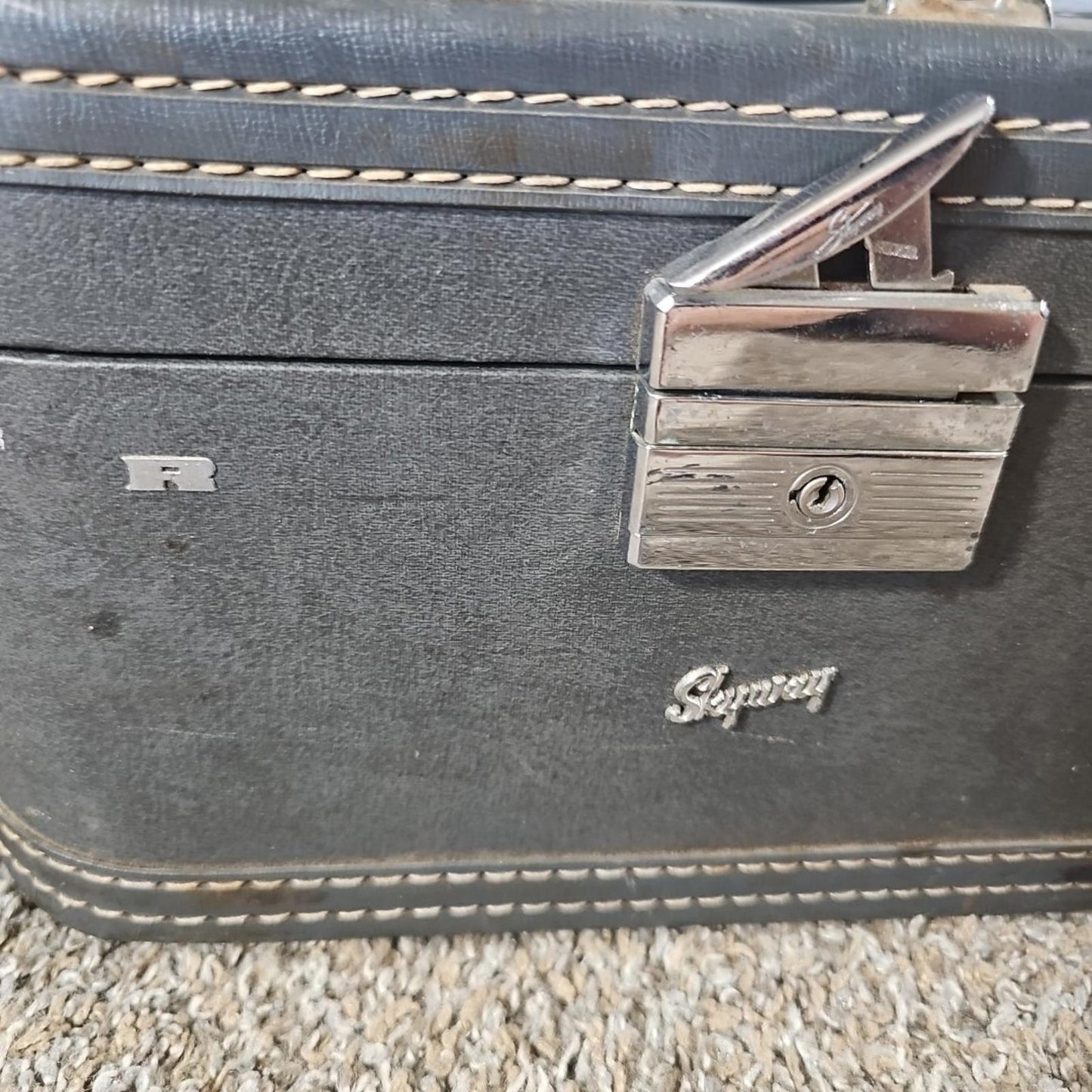 Skyway Travel Train Case Luggage Green Gray Makeup Suitcase w/Keys