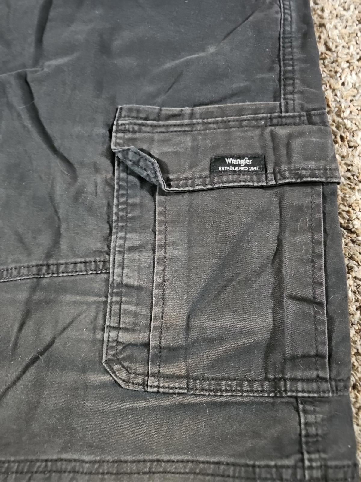 Wrangler Relaxed Fit Sz 46 Black Cargo Shorts