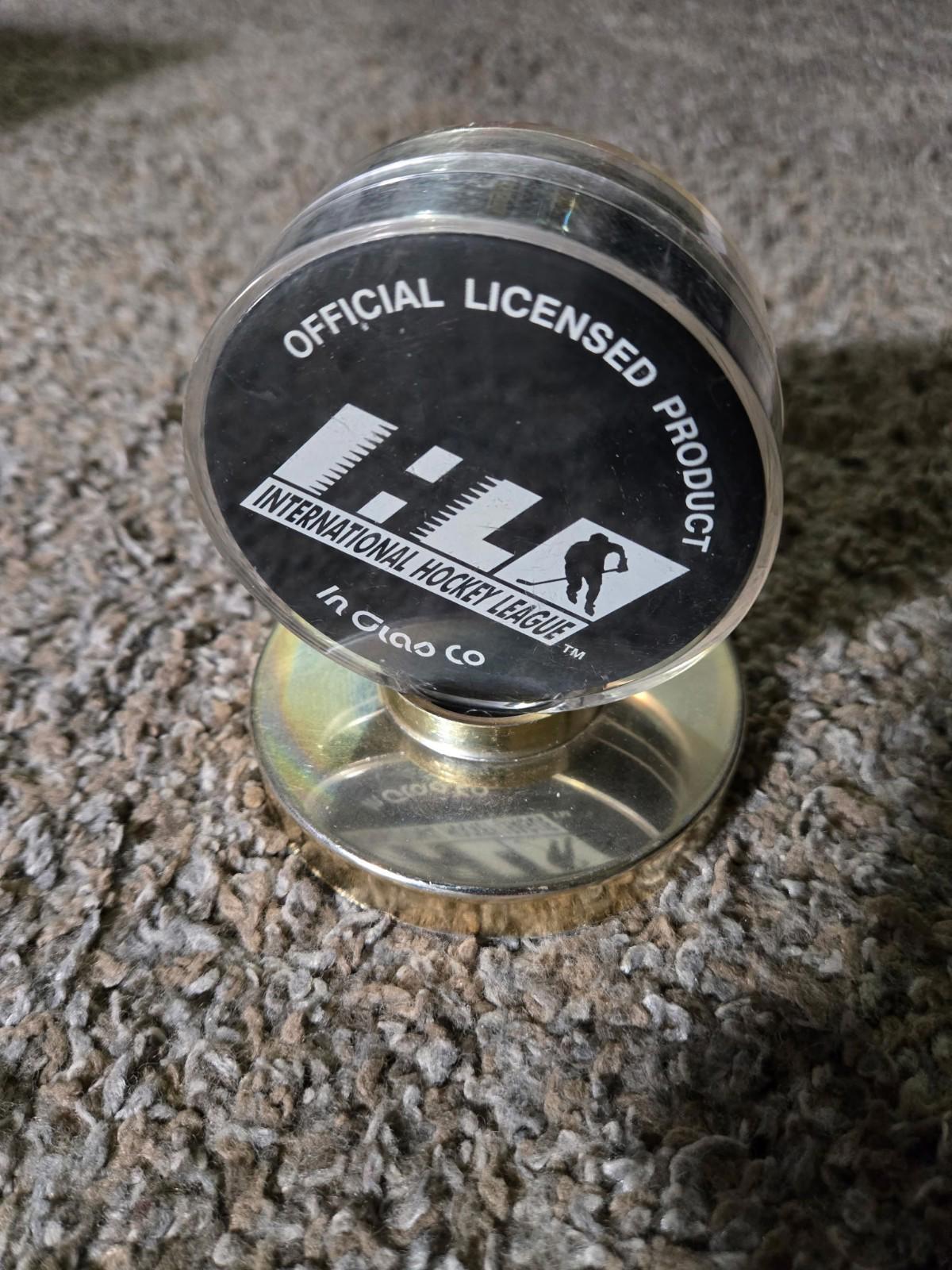 VINTAGE CHICAGO WOLVES IHL HOCKEY PUCK In Glas Co Case