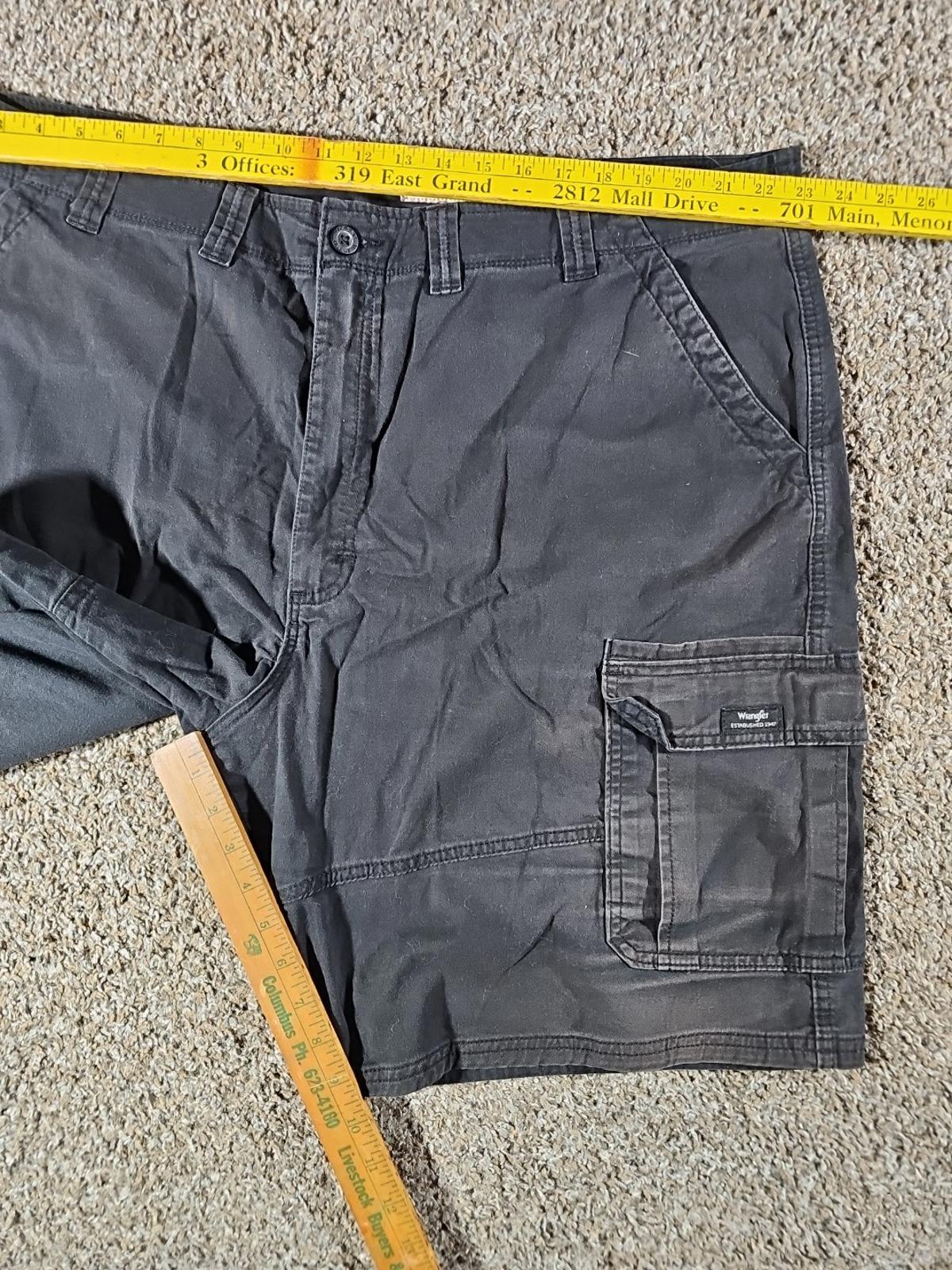 Wrangler Relaxed Fit Sz 46 Black Cargo Shorts