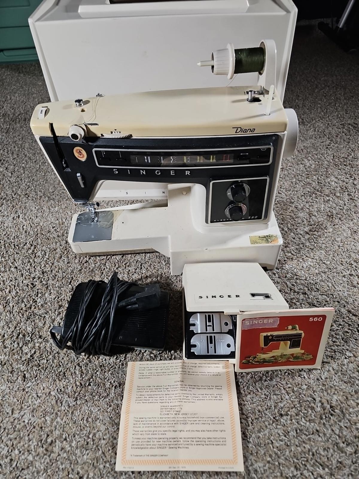 1976 SINGER 560 Electronic Diana Sewing Machine with pedal and case
