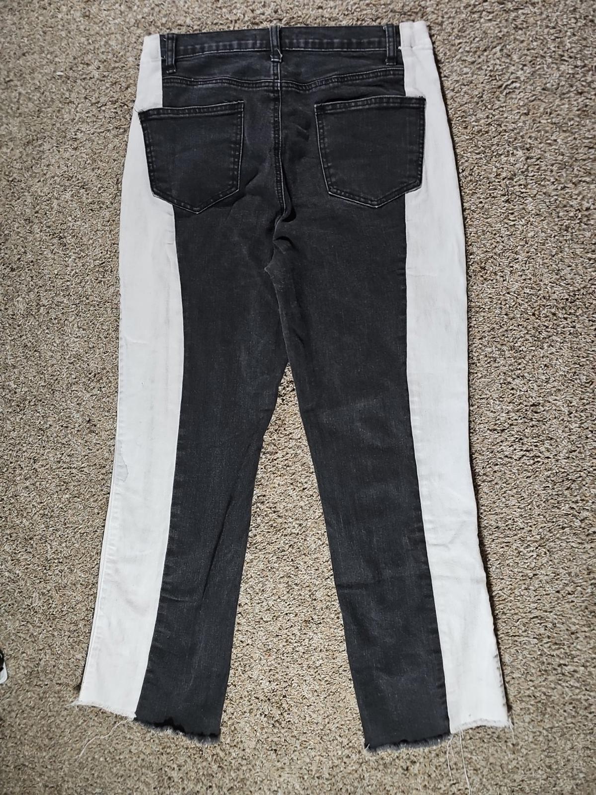 Akira 15(W31) Black White Jeans