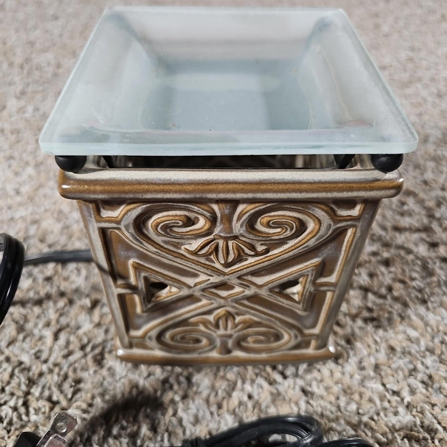 SCENTSY Model DSW-RIGA retired Wax Warmer5 Fleur de lis heart design