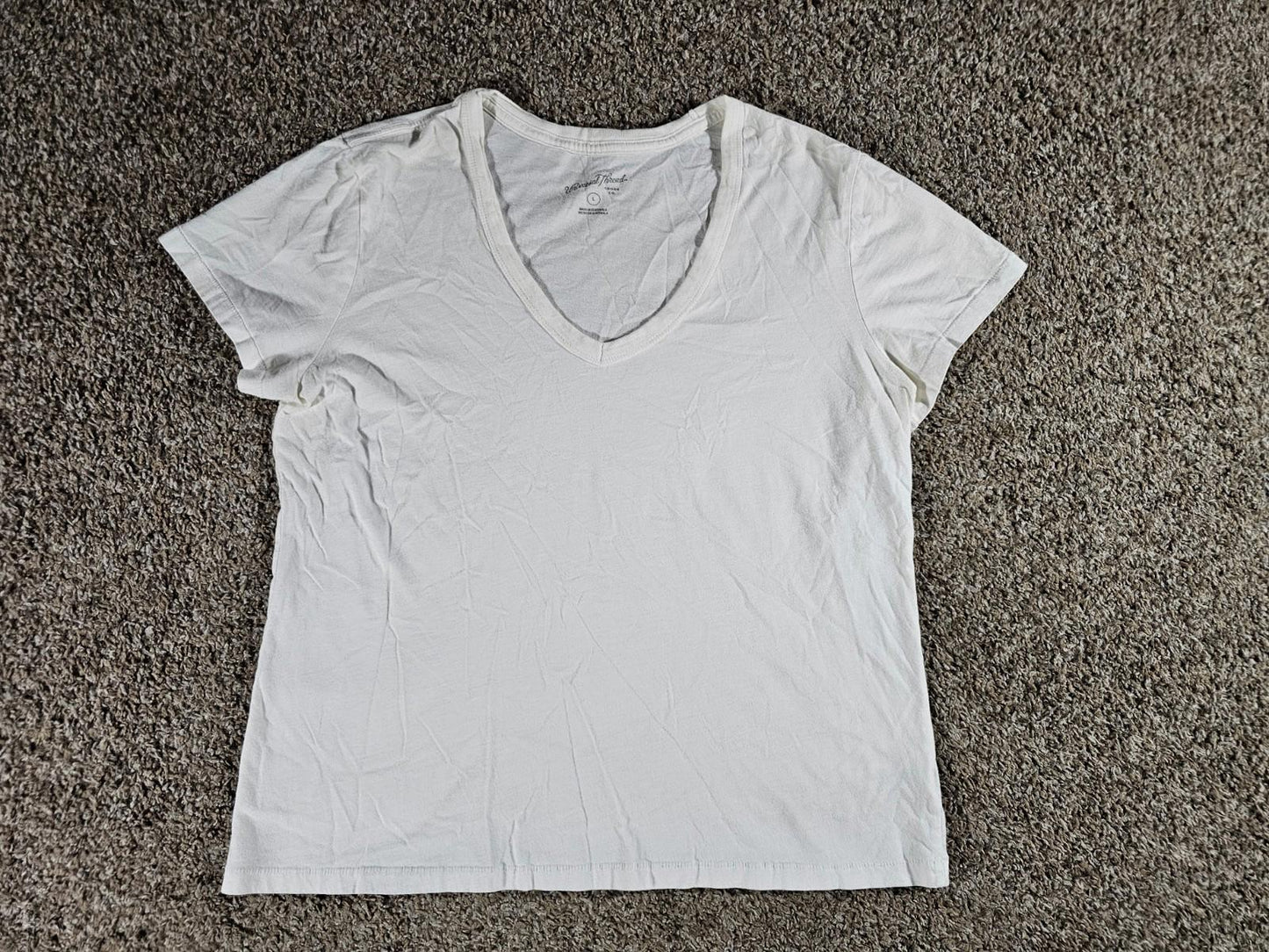 Universal Thread white vneck L