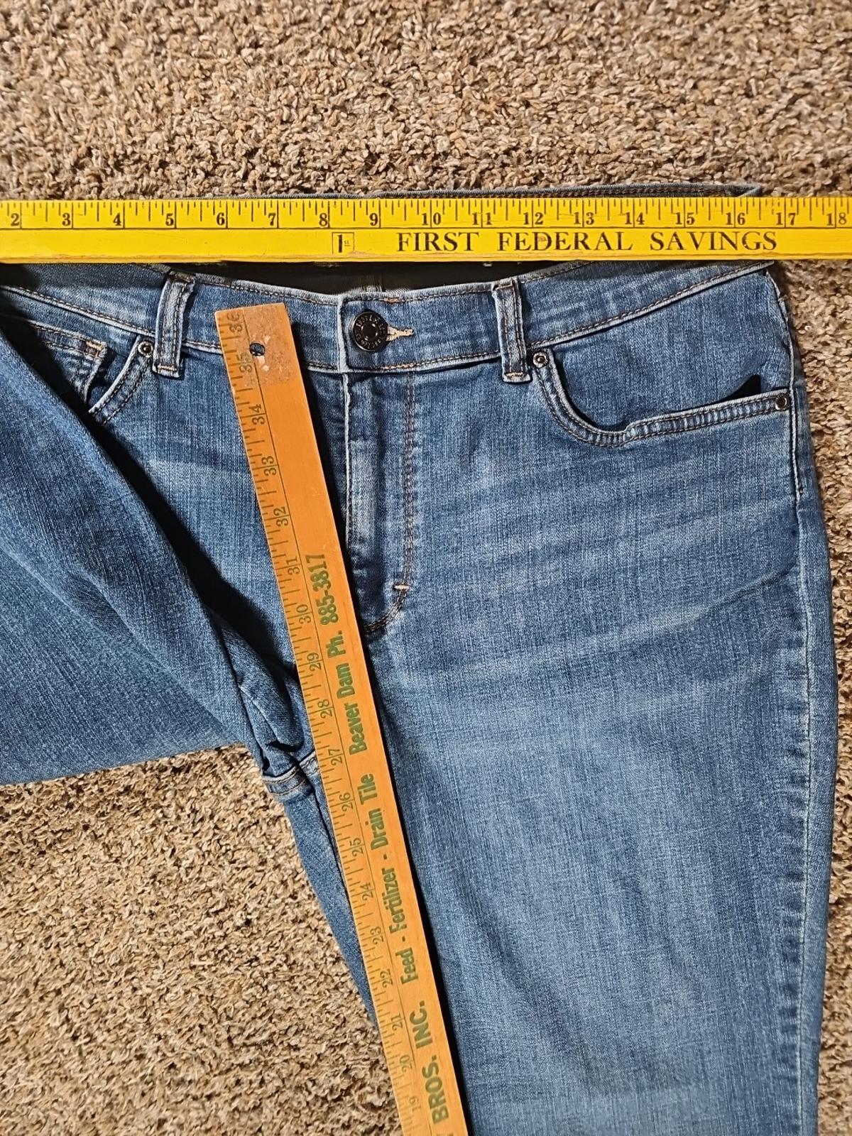 Lee Petites Relaxed Fit Straight Leg Mid Rise Sz 4