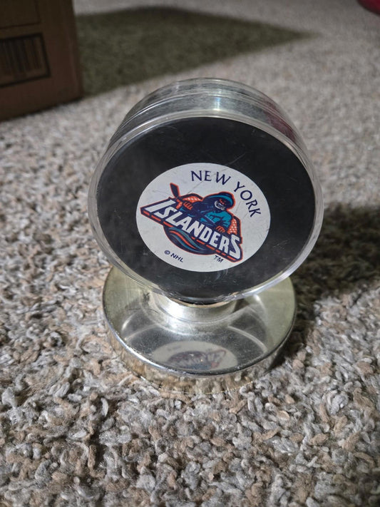 New York Islanders Vintage Logo NHL Hockey Puck Trench Mfg Display Case