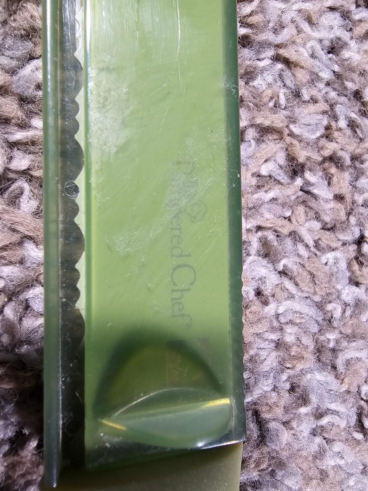 The Pampered Chef green D8A knife With Blade Cover Sheath