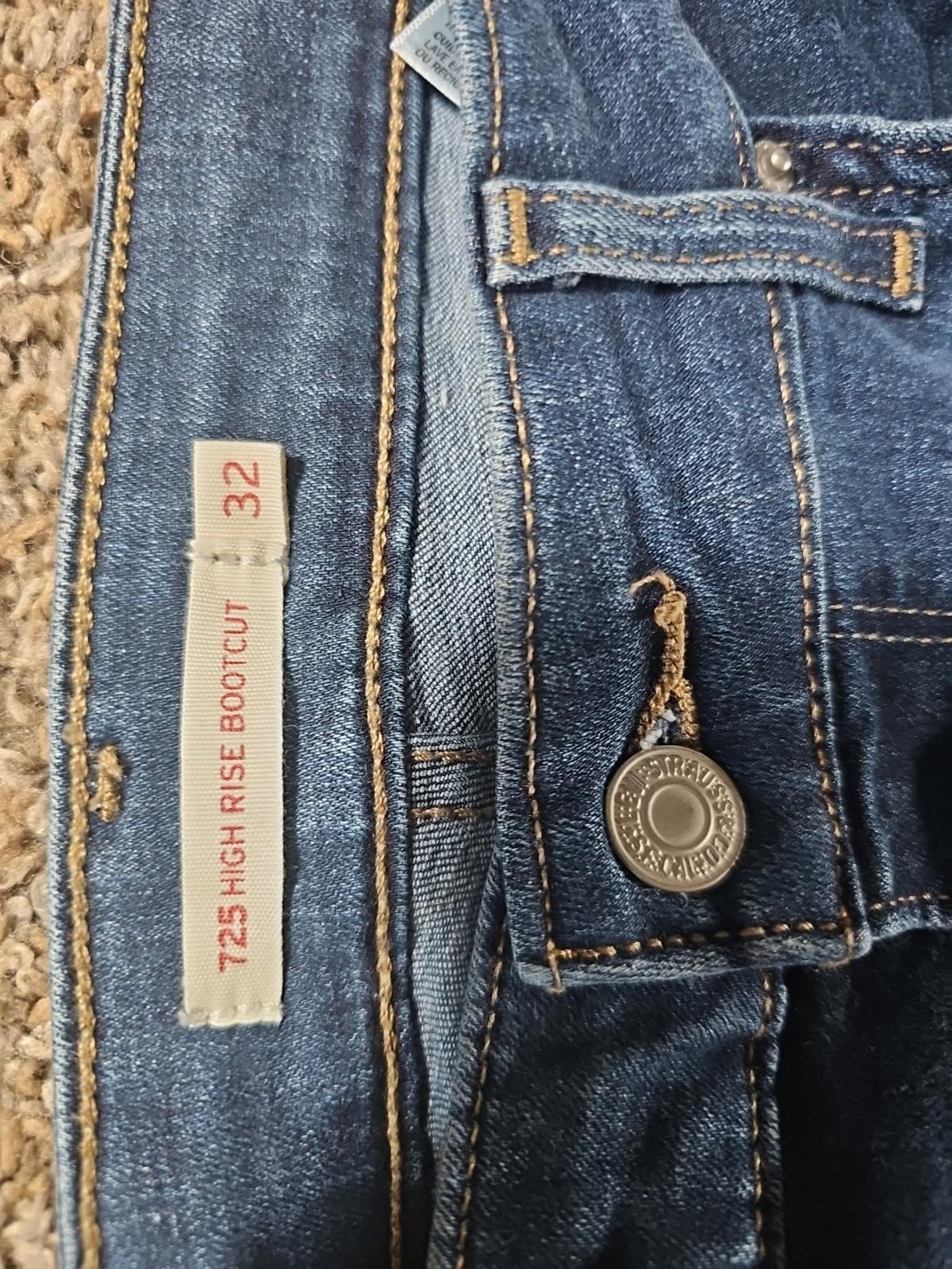 Womens Levis 725 High Rise Bootcut Sz 32x32 Jeans