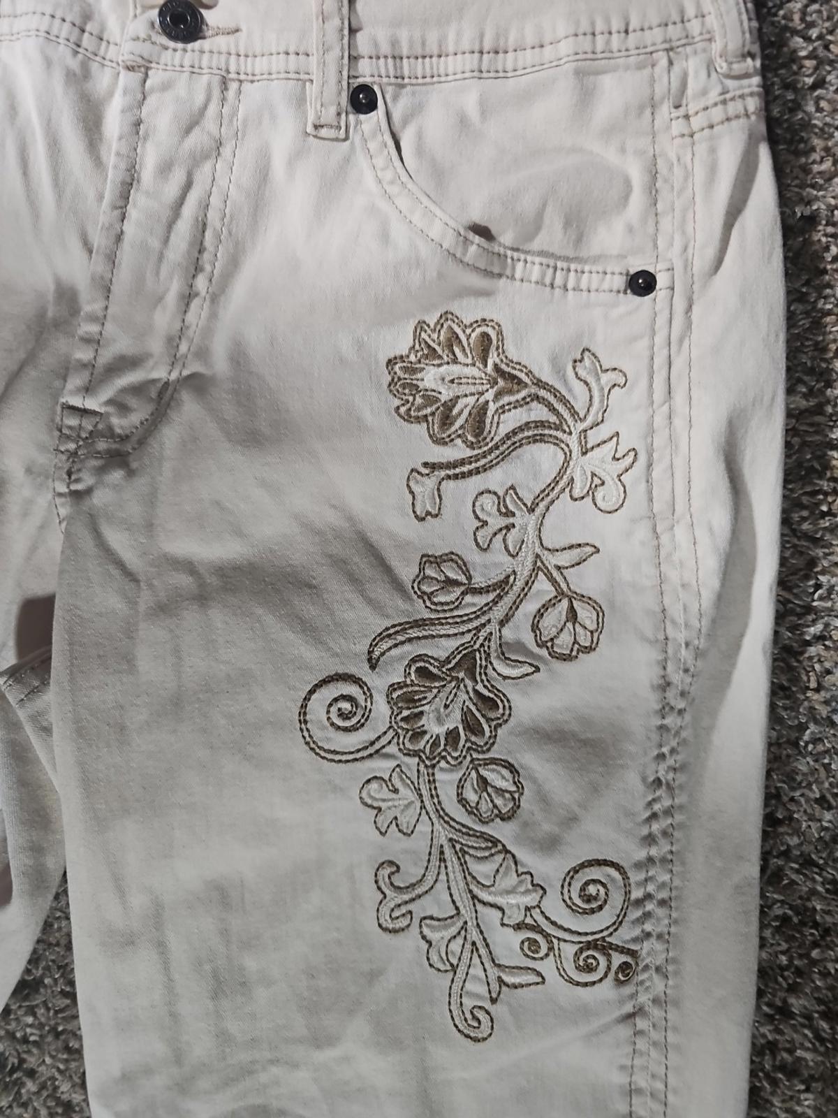 Gloria Vanderbilt 10 Embroidered Floral Khaki Cuffed Capris