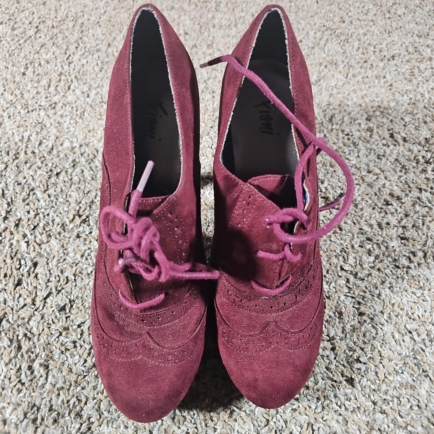 fioni Burgundy wingtip heels sz 8