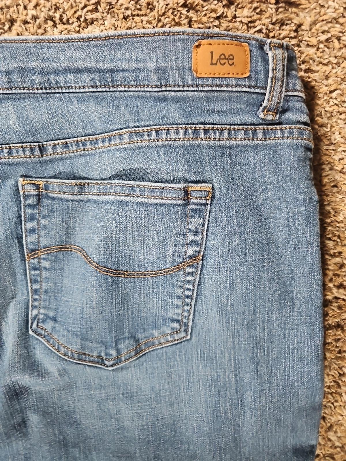 Lee Relaxed Fit Straight Leg Mid Rise Petites