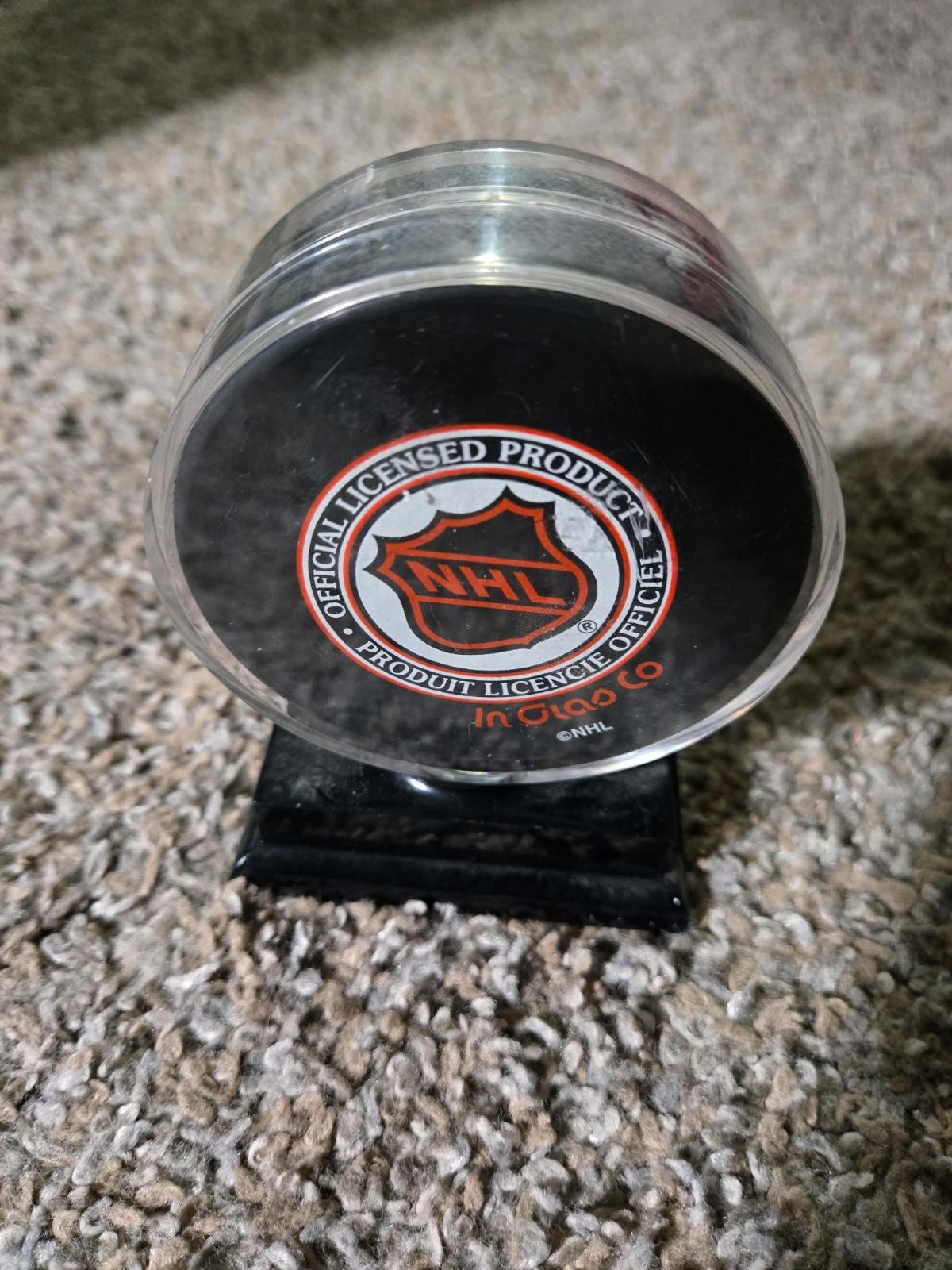 Vancouver Canucks Vintage Logo NHL Hockey Puck In Glas Co Display Case
